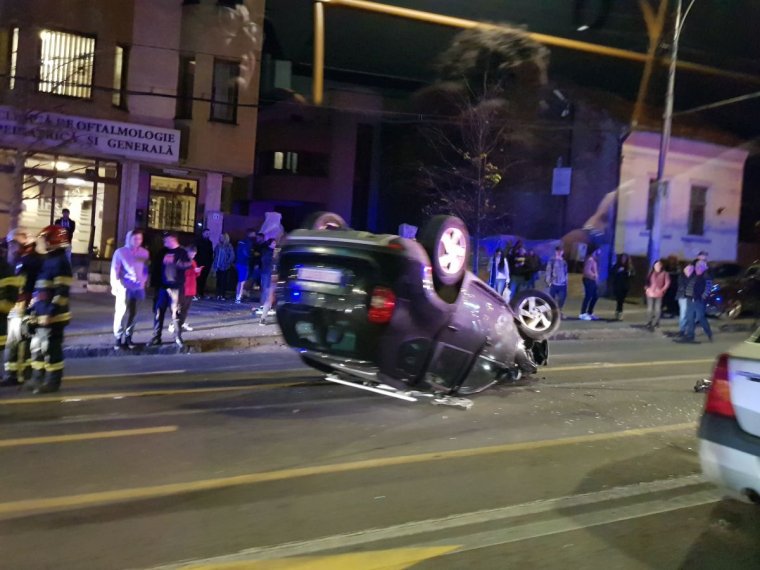 Feje tetejére állt egy gépkocsi Kolozsvár belvárosában