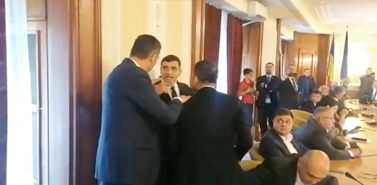 Kis híján ölre mentek a román honatyák a közméltóságok béremelésének szakbizottsági vitáján