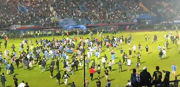 Több mint százhetvenen meghaltak egy indonéziai futballmeccsen, ez a labdarúgás történelmének egyik legvéresebb eseménye