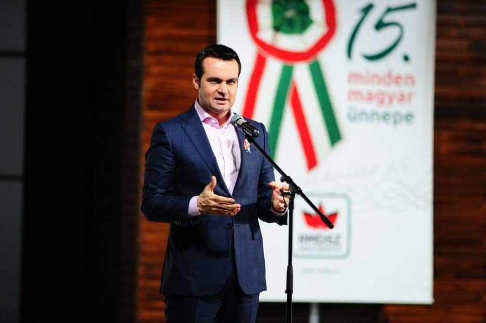 Cătălin Cherecheș többek között ezzel a 2018. március 15-én készült fellépésével bizonygatja, hogy szereti a magyarokat, akik azonban szerinte elsősorban románok •  Fotó: Cătălin Cherecheș/Facebook