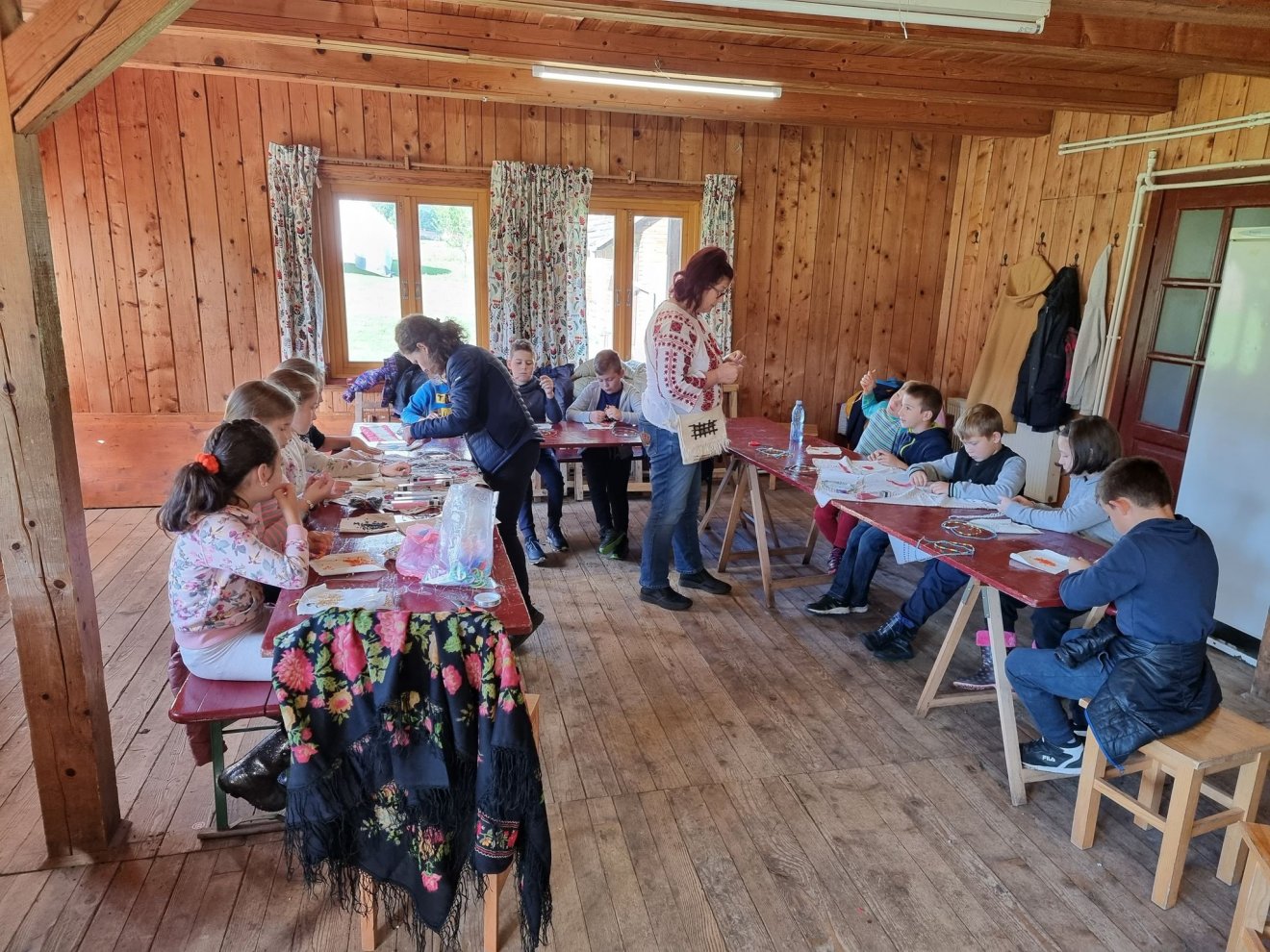 Különböző népi mesterségeket próbálhattak ki a diákok román népművészek vezetésével • Fotó: Pál Melinda