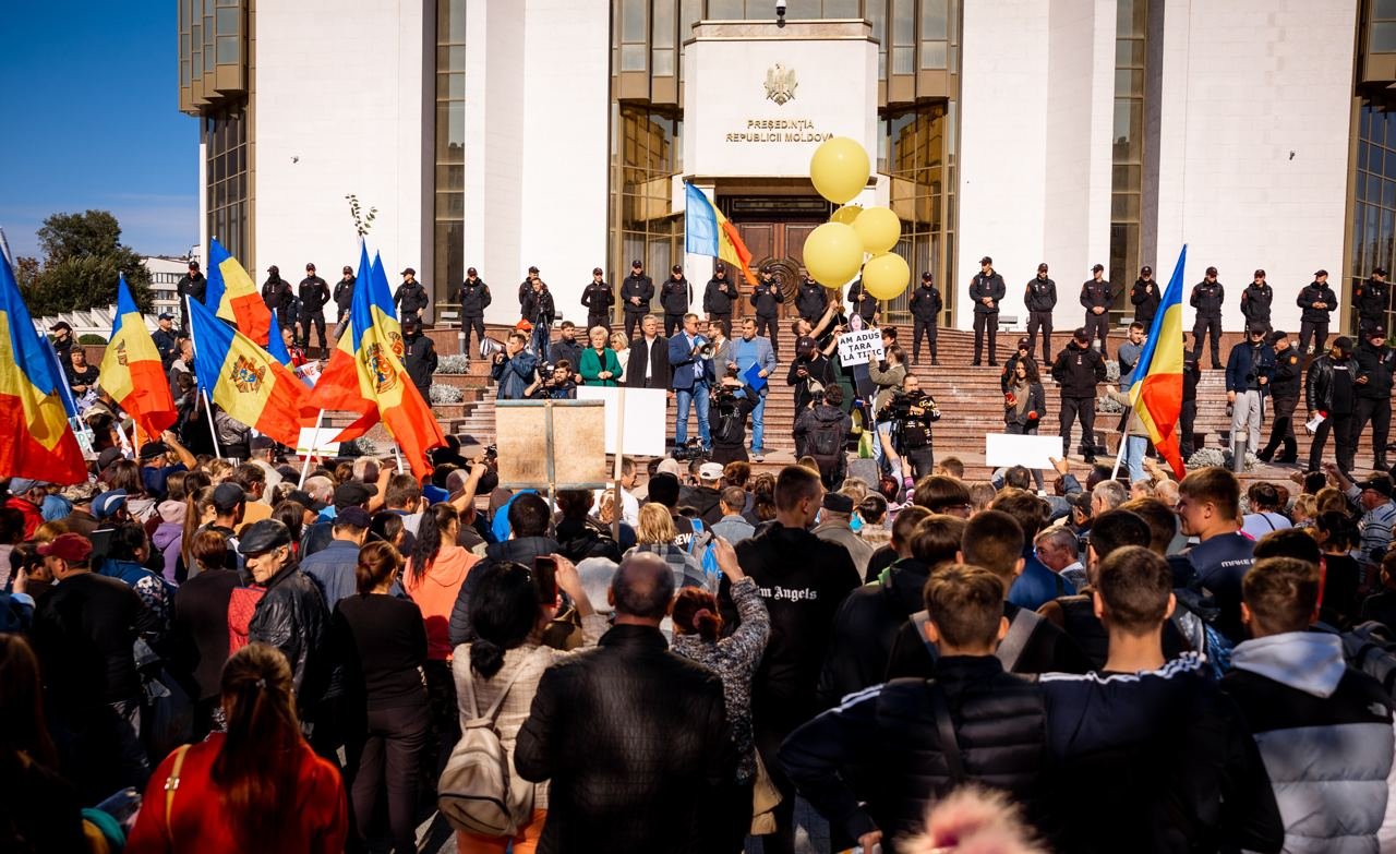 Maia Sandu államfő távozását, új választásokat követelnek a Chișinăuban demonstráló tüntetők •  Fotó: Șor Párt/Facebook