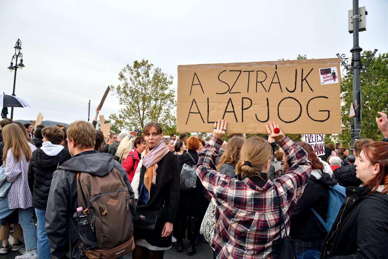 Demonstráló diákok a Margit hídon •  Fotó: MTI/Lakatos Péter