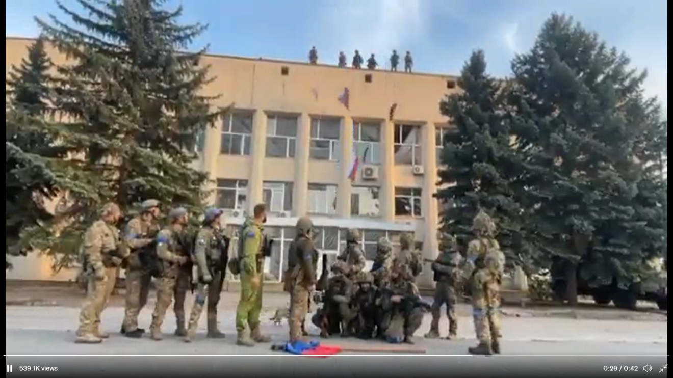Ukrán katonák ledobják az orosz zászlókat a visszafoglalt Liman polgármesteri hivataláról •  Fotó: Videófelvétel