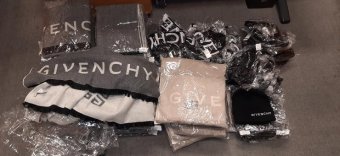 Újabb román járműben találtak hamis márkajelzésű ruhákat a magyar pénzügyőrök