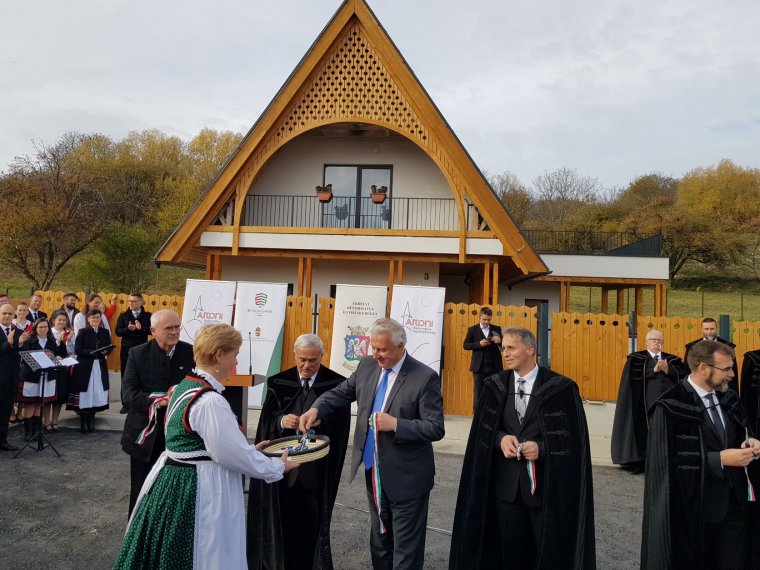 Modellértékű közösségépítés Ajtonban: felszentelték a felújított református templomot, felavatták a 21 családi házat