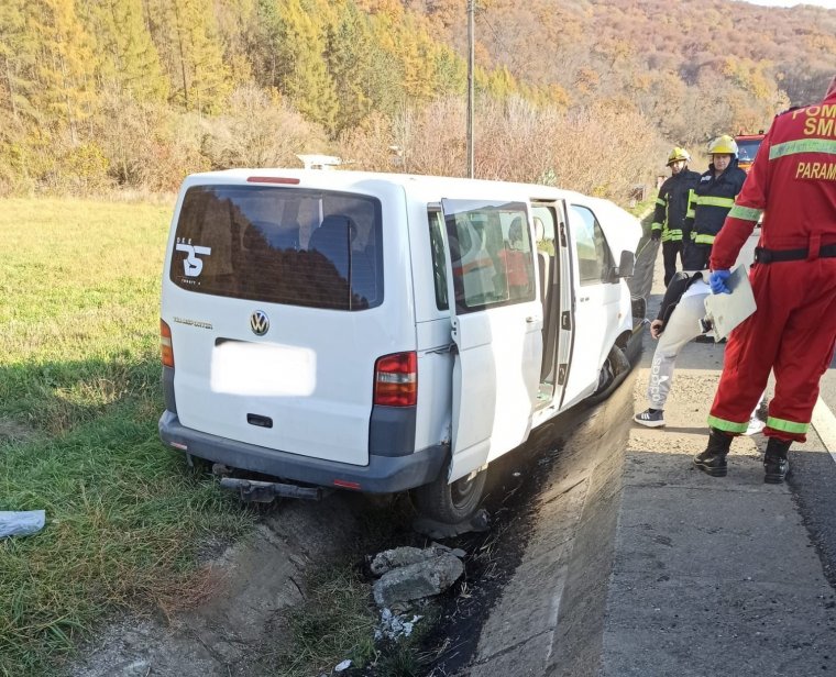 Sáncba borult egy gyerekeket szállító kisbusz Segesvár kijáratánál