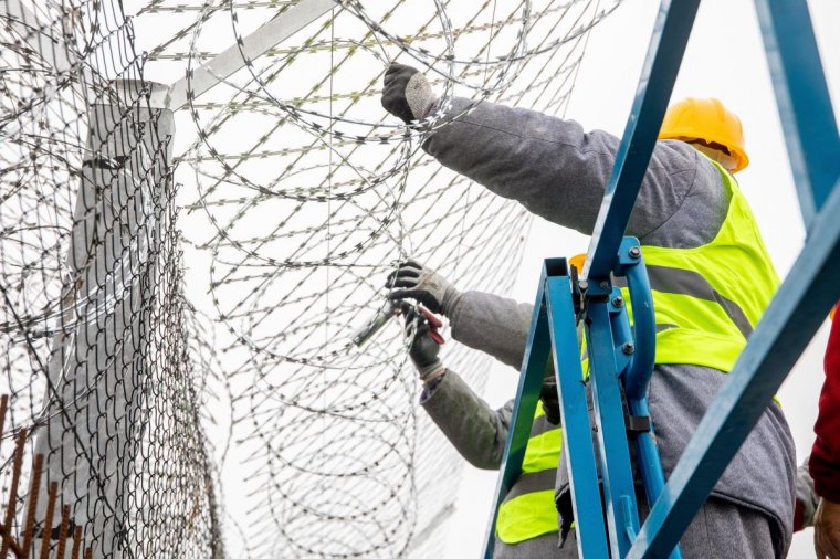 Lengyelország drótkerítést épít a Kalinyingrádi területtel közös határszakaszon
