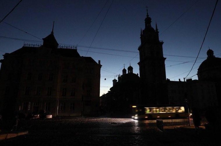 Orosz rakétacsapás miatt a nyugat-ukrajnai Lemberg egy része áram nélkül maradt