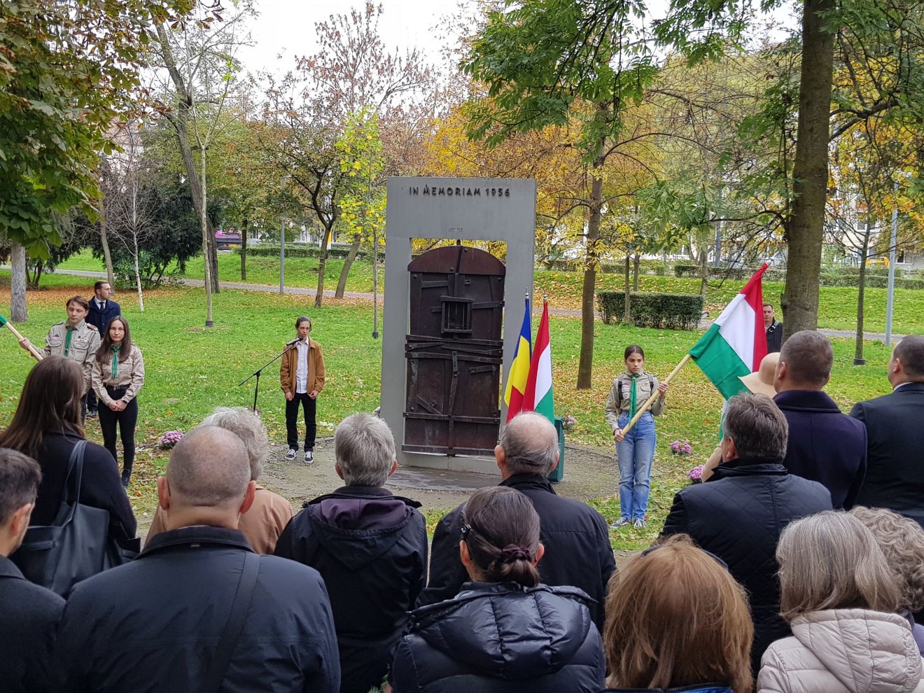 Idén elmaradt a fáklyás menet, szavalattal és koszorúzással tisztelegtek a hősök emléke előtt az '56-os emlékműnél a Sétatéren •  Fotó: Rostás Szabolcs