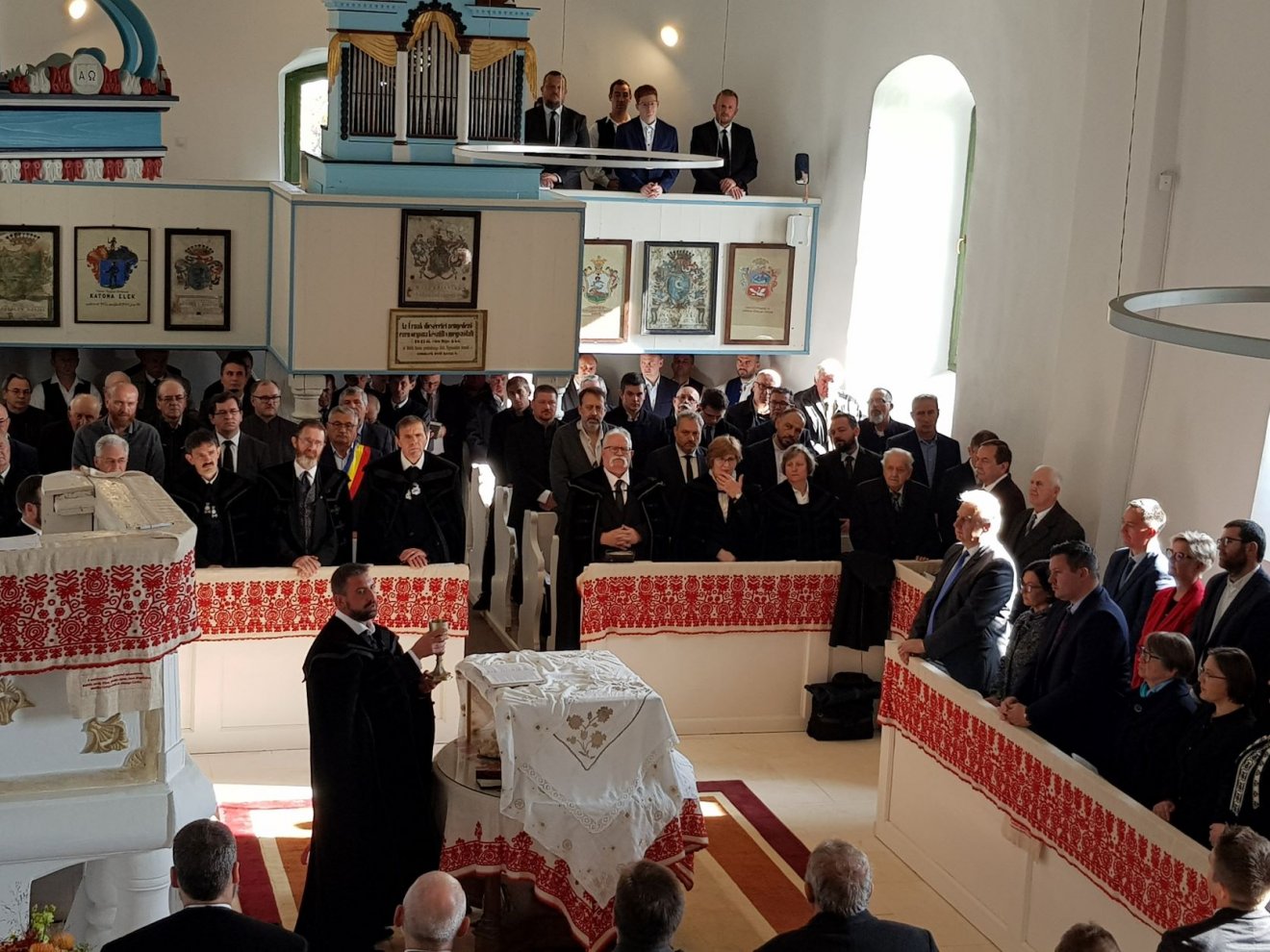Úrvacsora, hálaadás. Kívül-belül megújult a Mezőség peremén fekvő Ajton 700 éves református temploma •  Fotó: Rostás Szabolcs