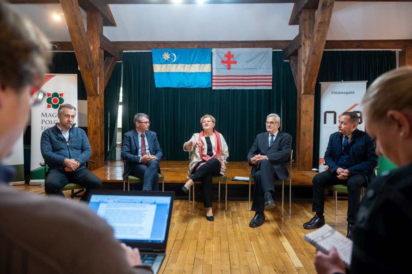 A nagyváradi beszélgetés résztvevői: Kalmár Ferenc, Csomortányi István, Szili Katalin, Tőkés László és Szilágyi Zsolt •  Fotó: MTI/Kiss Gábor