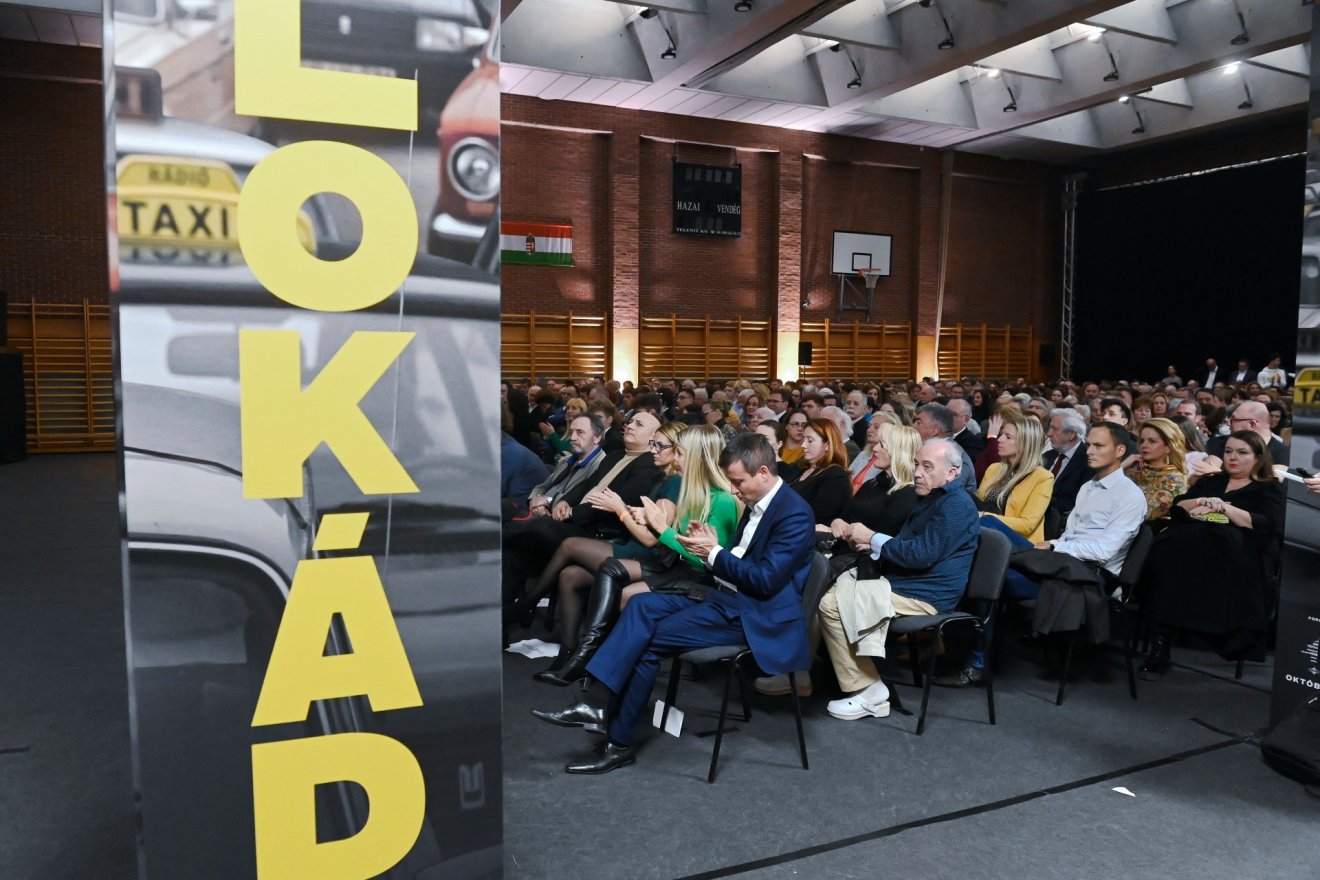 A Blokád című film díszbemutatója a Toldy Ferenc Gimnáziumban Budapesten •  Fotó: MTI/Koszticsák Szilárd