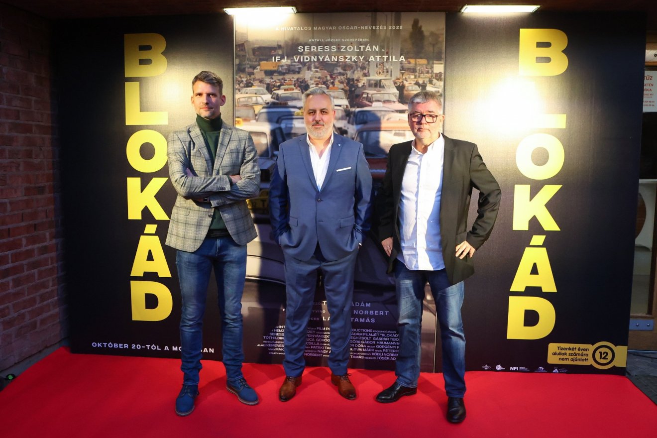 Tősér Ádám rendező, Köbli Norbert forgatókönyvíró, kreatív producer és Lajos Tamás producer a Blokád című film díszbemutatójára érkezik •  Fotó: MTI/Kovács Anikó