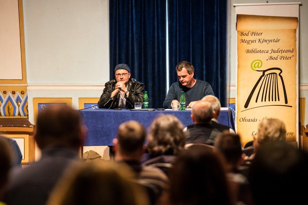 Jászberényi Sándor írót, haditudósítót (balra) Miklóssi Szabó István író kérdezte a sepsiszentgyörgyi rendezvényen  •  Fotó: Zsigmond István
