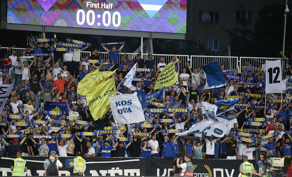 Koszovói szurkolók a görögök elleni mérkőzésen •  Fotó: Ffk-kosova.com