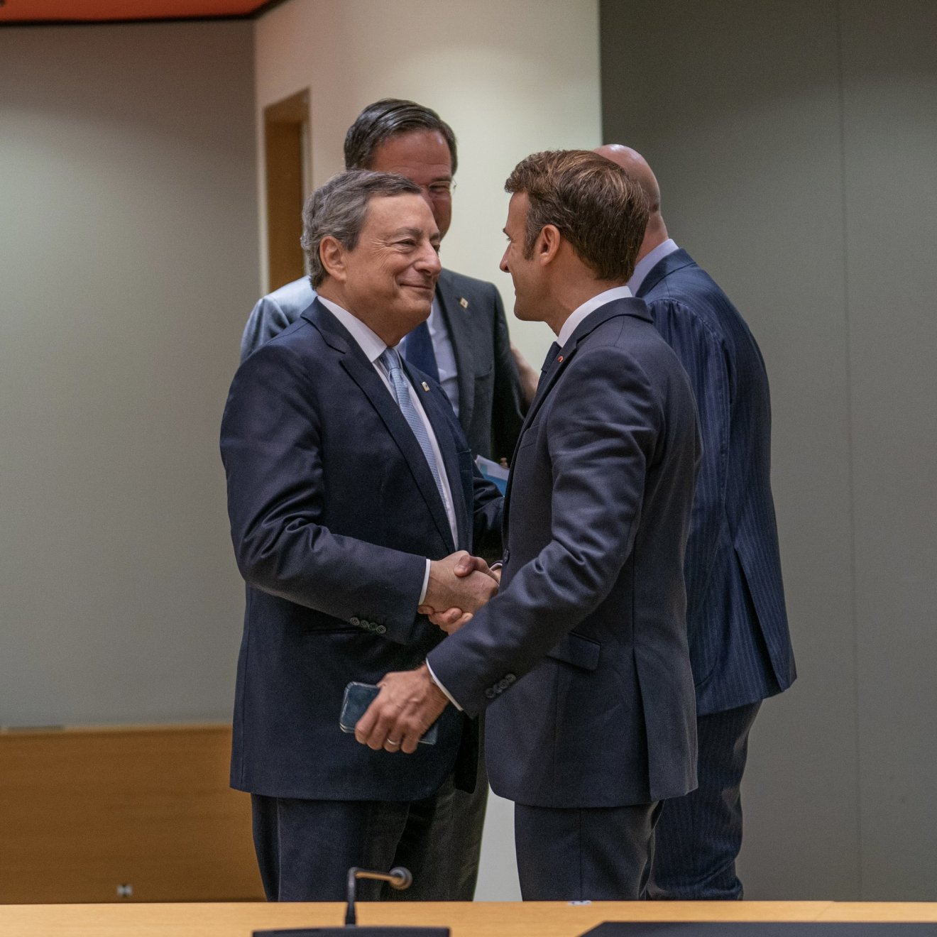 Ezzel a fotóval köszönte meg Macron Draghi munkáját •  Fotó: Twitter/Emmanuel Macron
