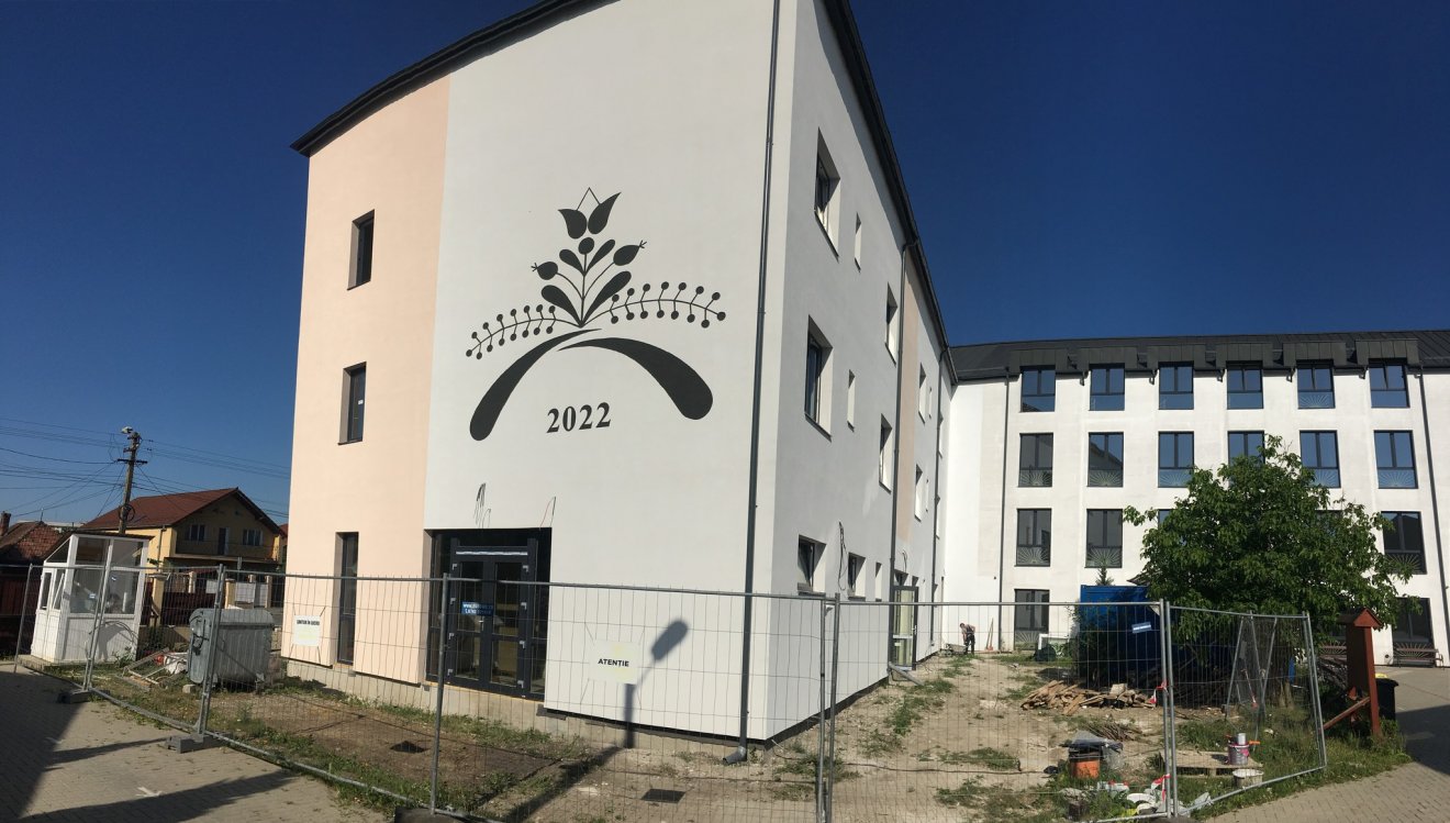 Az építőiparban is érzékelhető infláció miatt még nem készülhetett el teljesen a szamosújvári szórványkollégium •  Fotó: Téka Alapítvány
