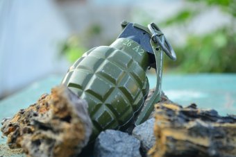 Airsoftfegyverrel és gránáttal ment be a gyulafehérvári rendőrségre egy férfi, és azt kérte, hogy lőjék le