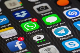 Beindult a kampánygépezet: máris rengeteg pénzt költenek Facebook-hirdetésekre a pártok