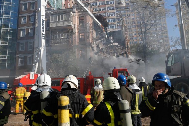 Messze még a béke.  Ukrán tűzoltók dolgoznak egy orosz bombatalálat helyszínén •  Fotó: Vitalij Klicsko/Facebook