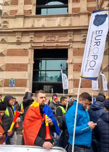 Fizetésemelésért tüntettek a rendőrök a munkaügyi minisztérium előtt