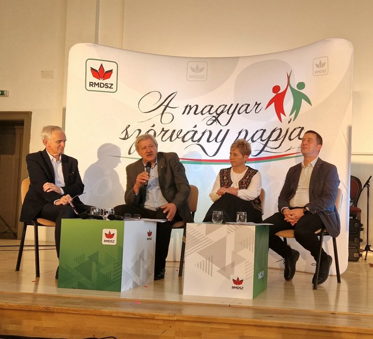 Az RMDSZ a magyar szórvány napját ünnepelte a négyszáz éves nagyenyedi Bethlen Gábor Kollégiumban