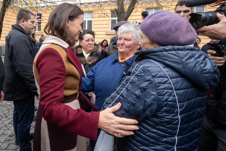 „Itt van velem lélekben tizenötmillió magyar ember”. Kárpátaljára látogatott Novák Katalin