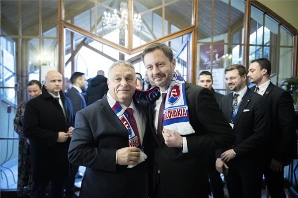 A sál a „divat” a V4-csúcson: Szlovákia feliratú kellékkel fotózkodott Orbán Viktor és Eduard Heger