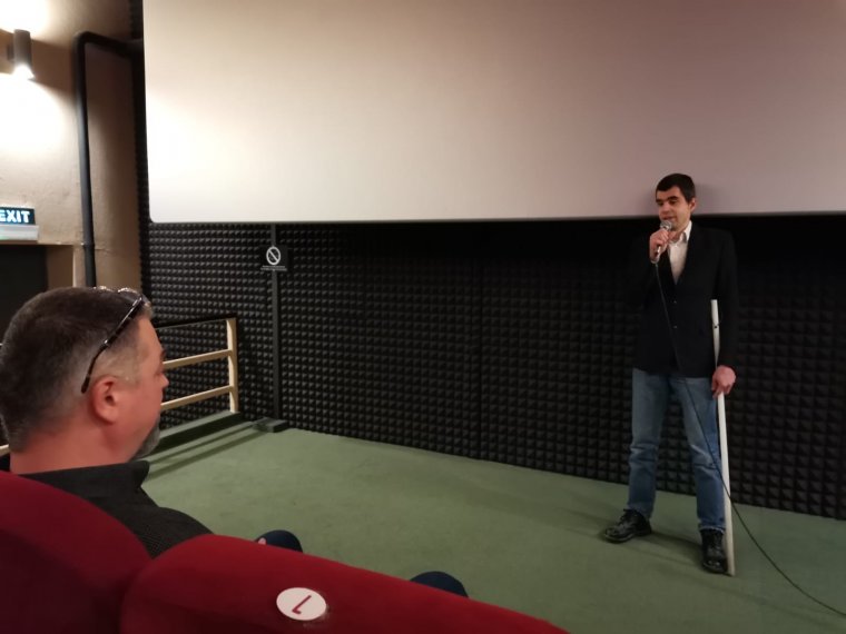 Élete történetét meséli a vak humorista