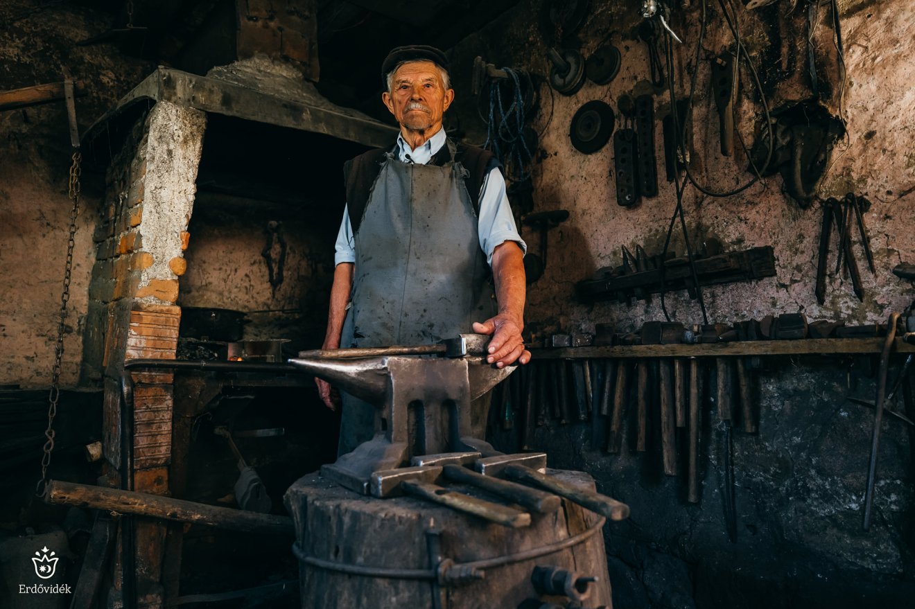 A 84 éves Berci bácsi az egyik interjúalanya a kisfilmek sorozatának  •  Fotó: Székelyföld 1000 arca