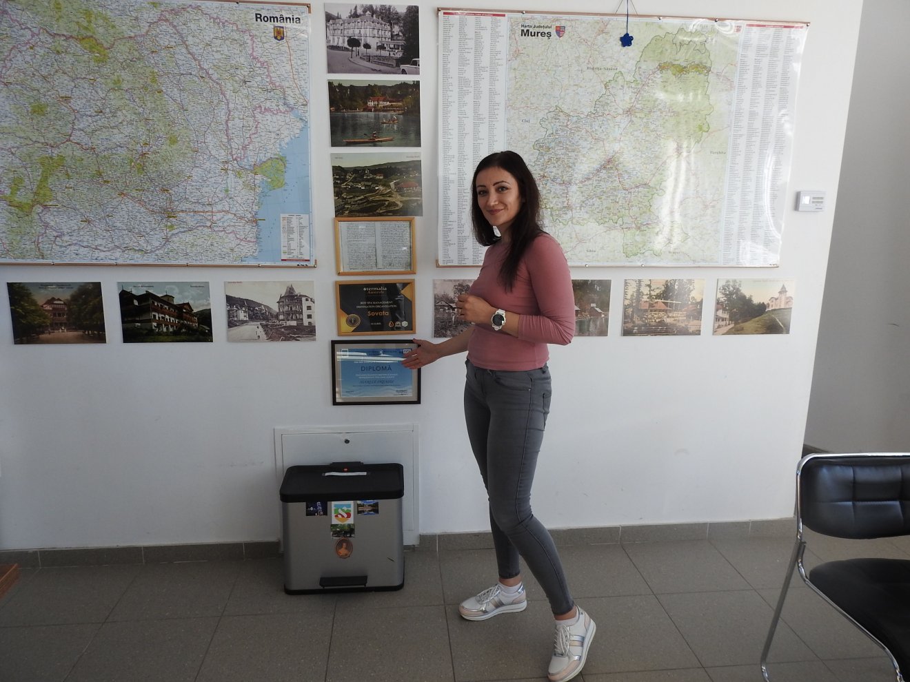 A turisztikai szakember, Bereczki Daniela a fürdőtelepnek ítélt kitüntetéseket mutatja •  Fotó: Makkay József