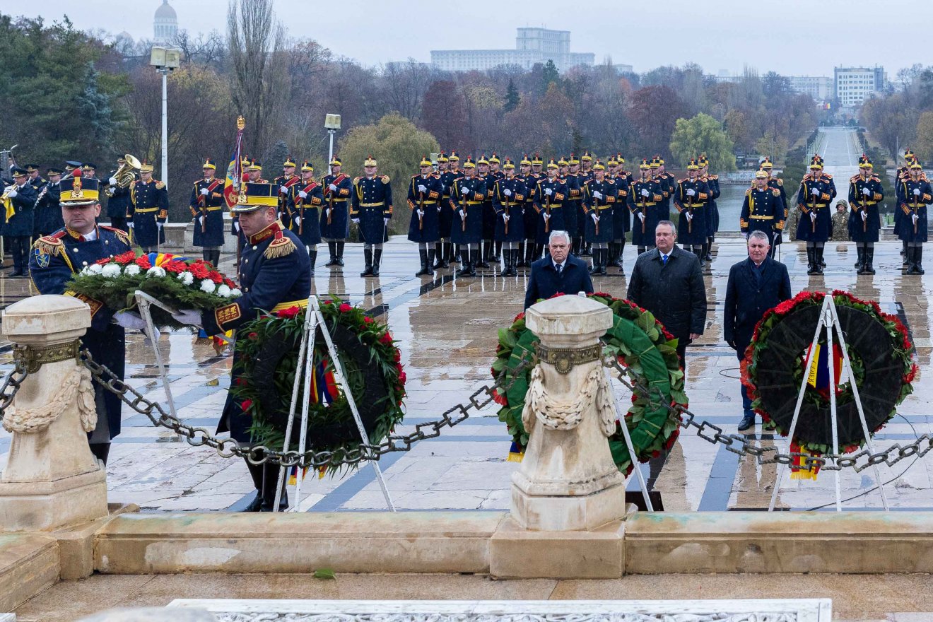 A román miniszterelnök úgy véli, december elsején mindenkinek félre kell tennie a nézeteltéréseket •  Fotó: gov.ro