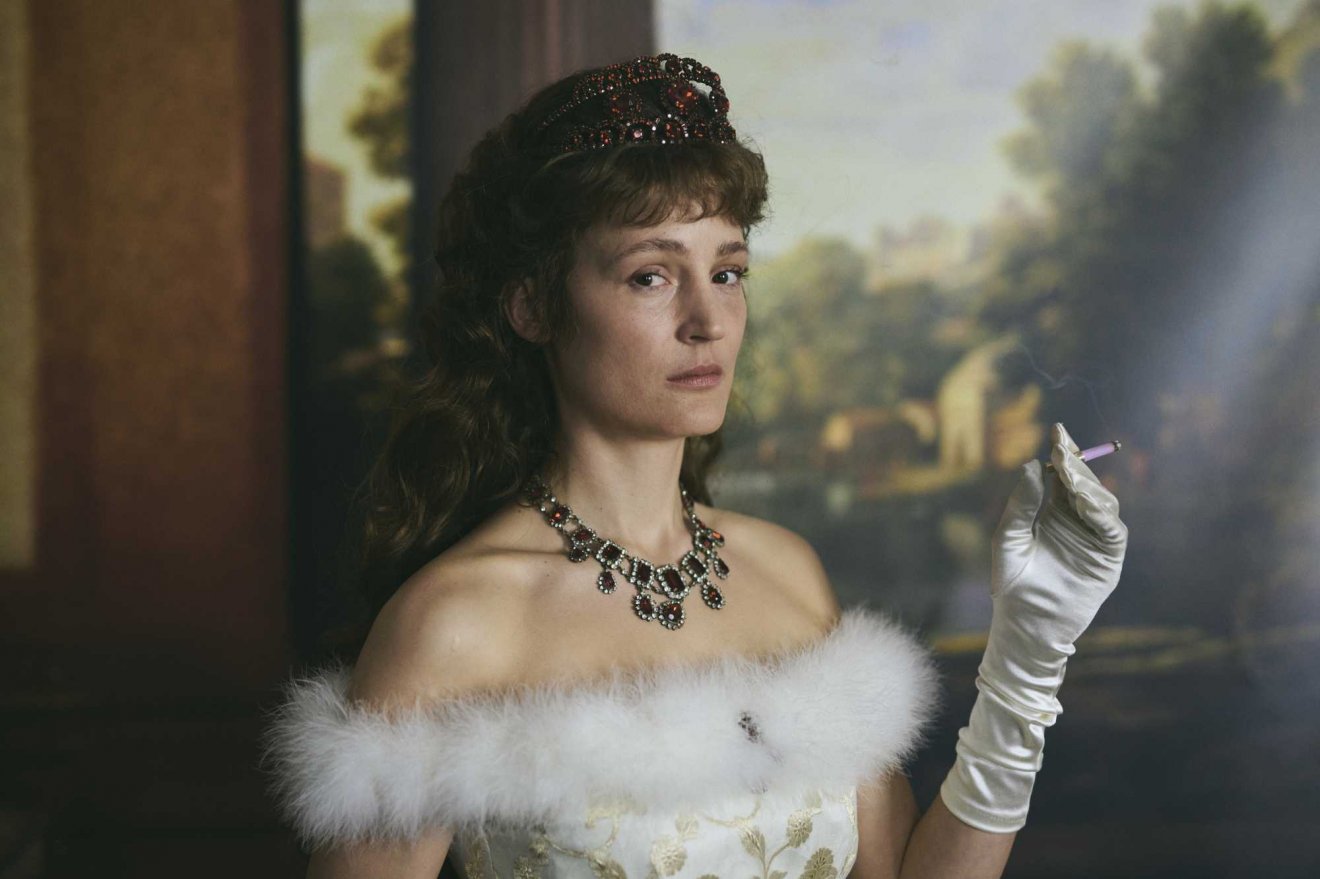 A film Erzsébet osztrák császárné, magyar királyné portréját rajzolja meg, nem szokványos eszközökkel és megvilágításban. •  Fotó: Filmtett Distribution