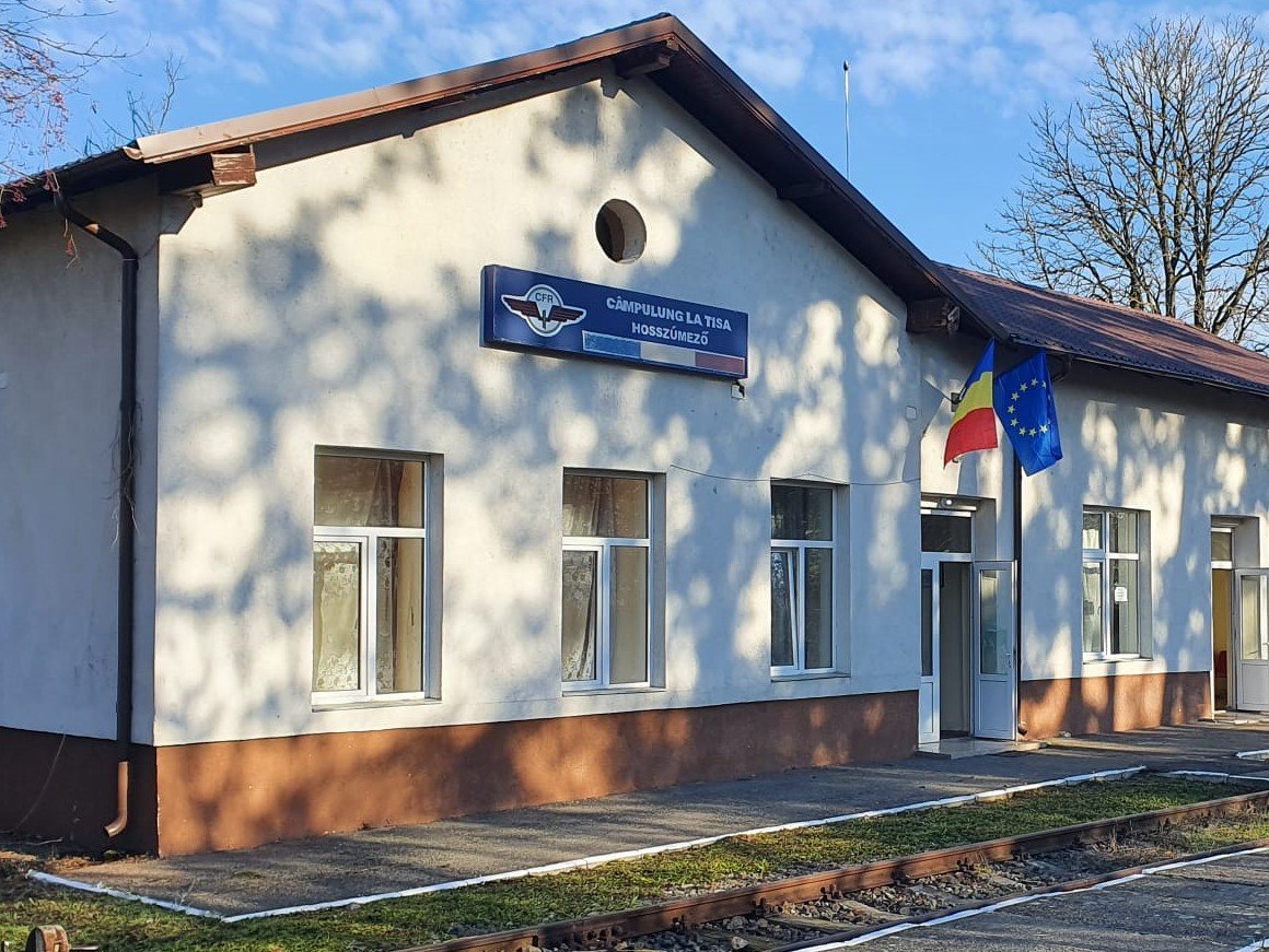 A felújított hosszúmezői vonatállomás. A vonatok indulására várnak •  Fotó: Facebook/CFR Infrastruktură