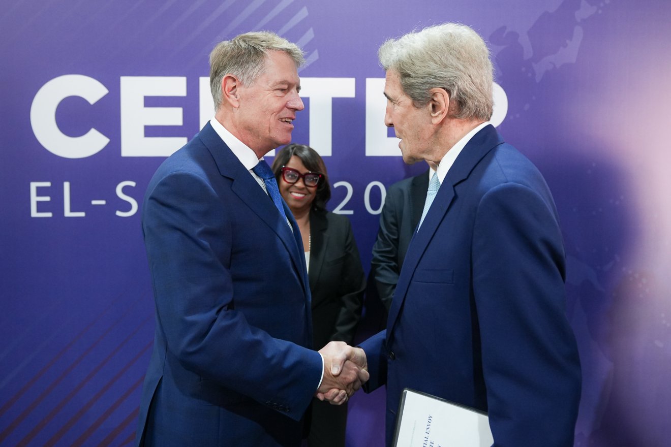 Klaus Iohannis és John Kerry az egyiptomi Sarm-es-Sejkben zajló ENSZ-klímacsúcson •  Fotó: Presidency.ro