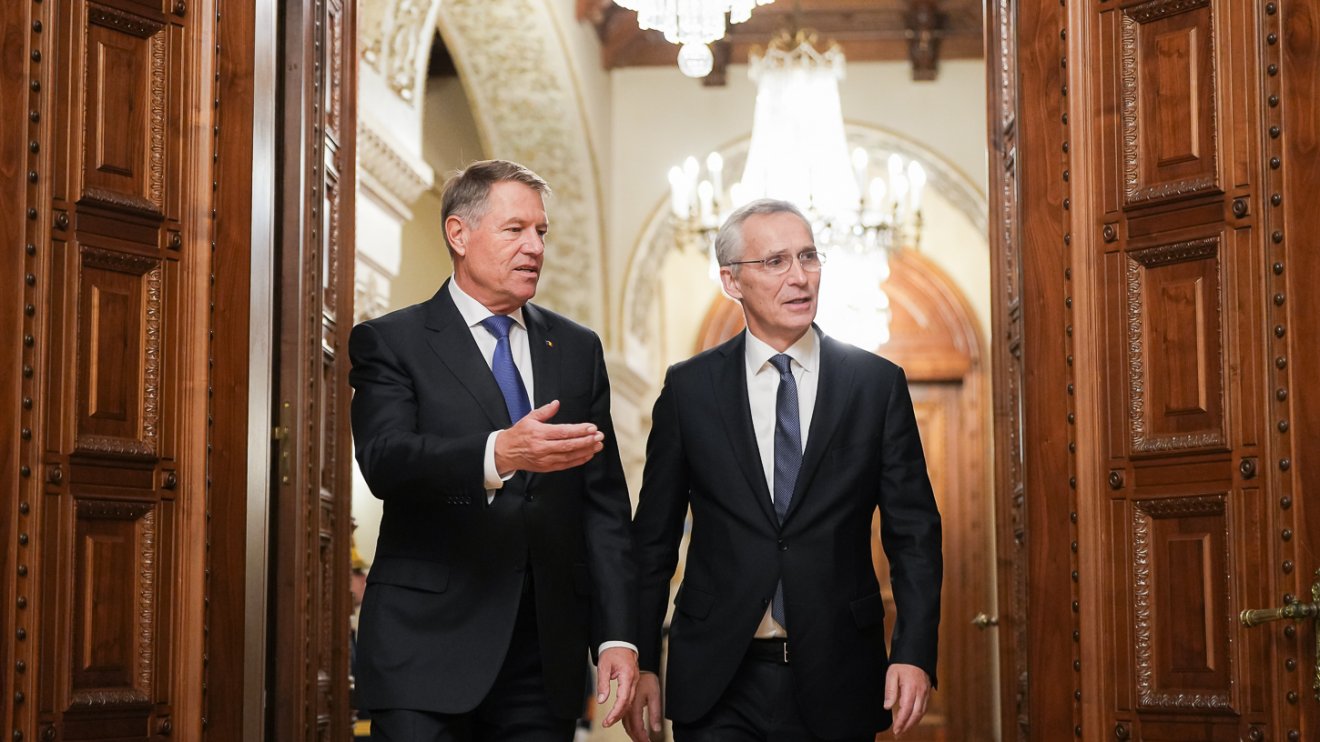 Jens Stoltenberg (jobbra) szerint a NATO saját biztonsága érdekében nem engedheti meg Vlagyimir Putyin orosz elnöknek, hogy győzzön •  Fotó: Presidency.ro