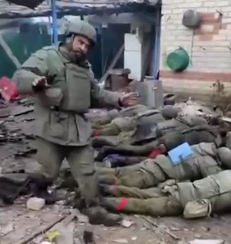 Az orosz katonák többsége letette a fegyvert, majd egyikük tüzet nyitott az ukránokra •  Fotó: Videófelvétel