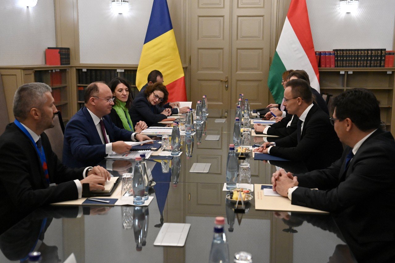 A román és a magyar külügyminiszter vezette delegáció tárgyalása Budapesten •  Fotó: MTI/Máthé Zoltán