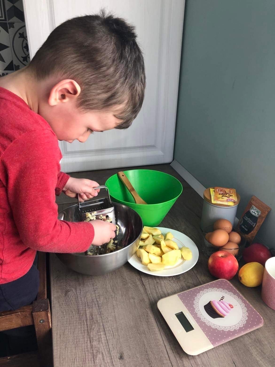 Már egész kiskorban is be lehet vonni a gyerekeket a közös sütés-főzésbe, ünnepi készülődésbe •  Fotó: Kürtiskalács