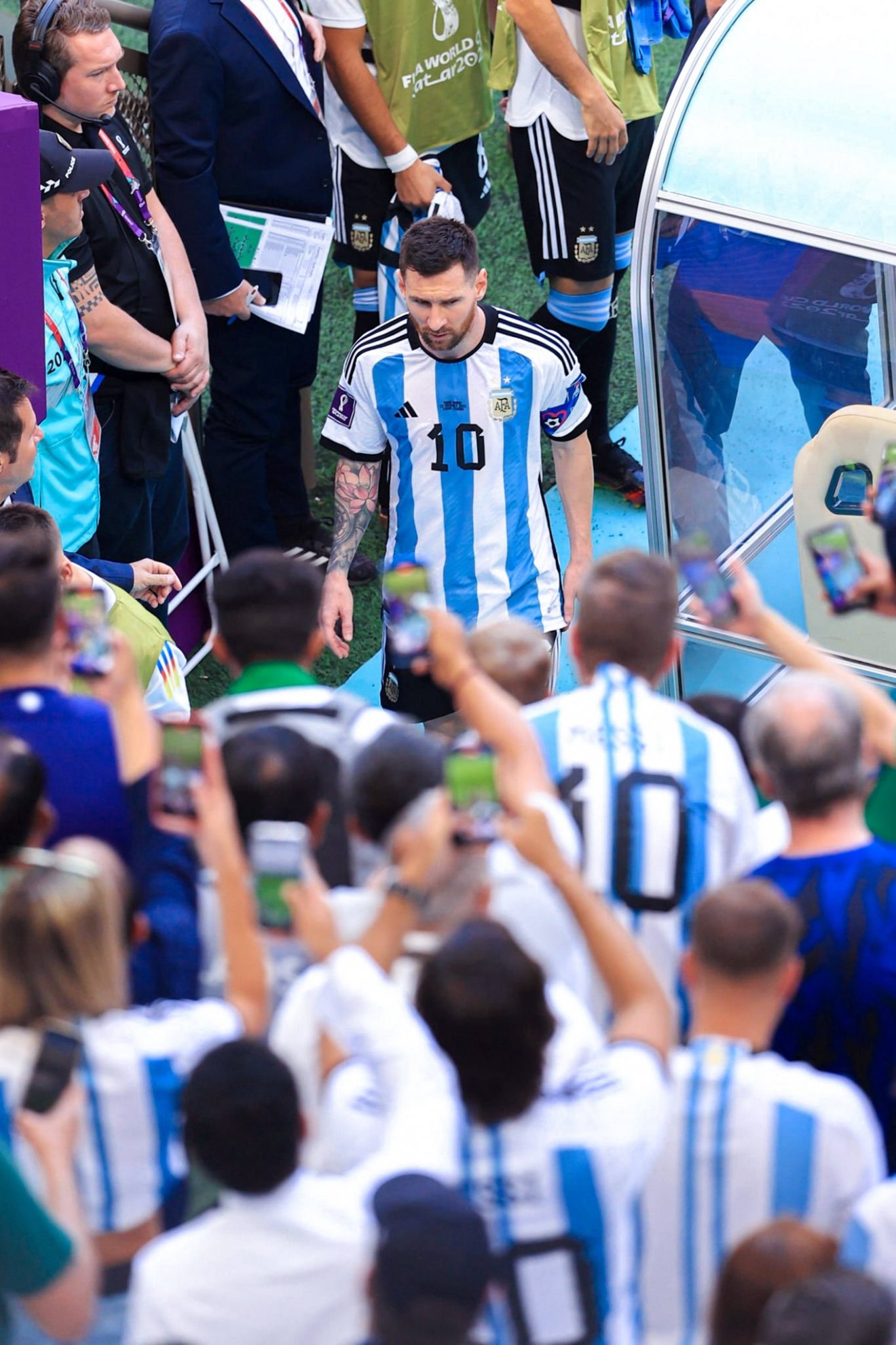 Lehajtott fejjel hagyta el a pályát az argentin klasszis a lefújás után •  Fotó: Argentin Labdarúgó-szövetség