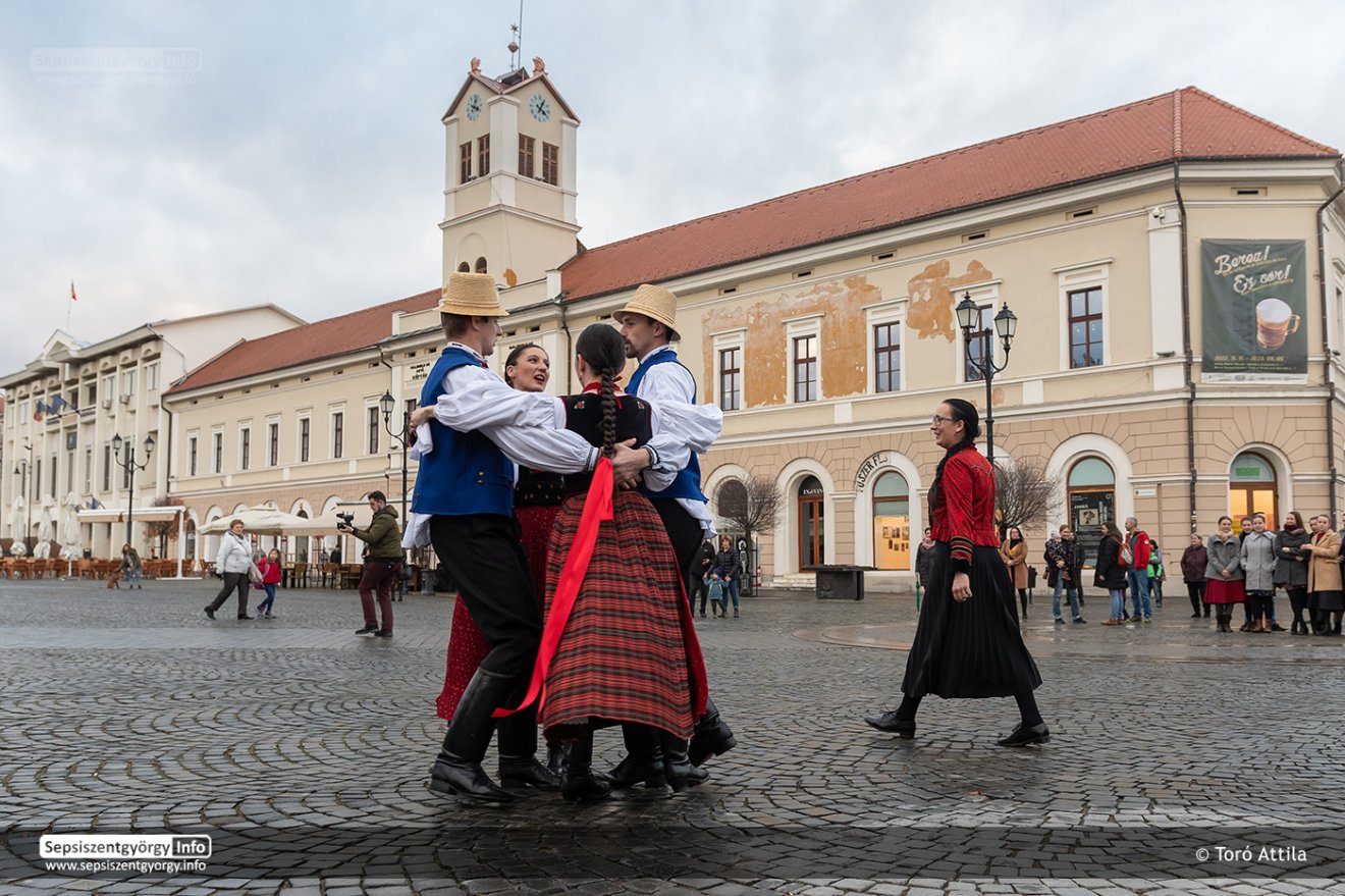 A fesztivált idén is flashmobbal indítják Sepsiszentgyörgy főterén •  Fotó: Toró Attila/ sepsiszentgyörgy.info