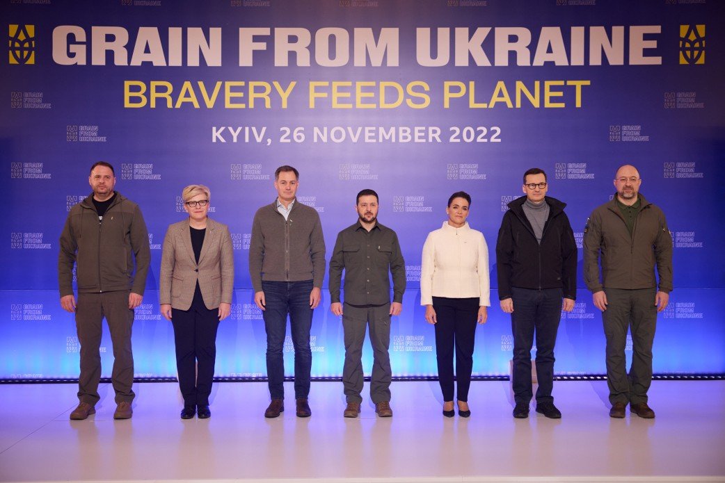 A Gabonát Ukrajnából (Grain from Ukraine) humanitárius program részvevői •  Fotó: Ukrán elnöki hivatal
