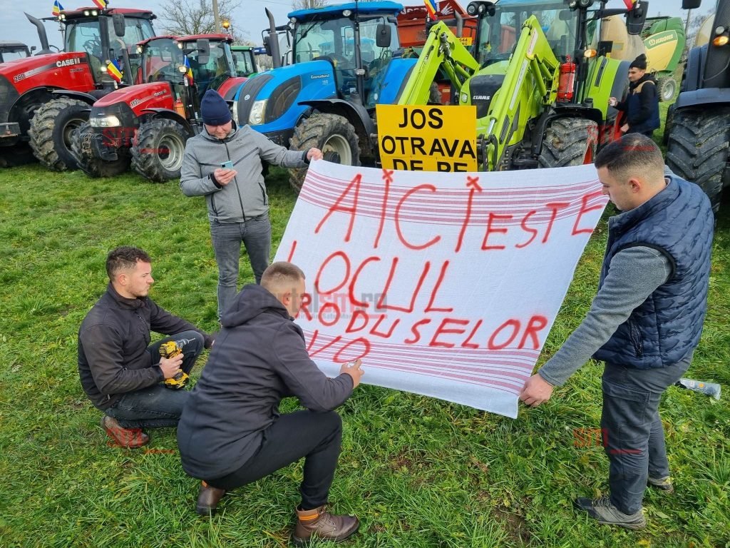 Tüntető gazdák. A sok ígéret ellenére egyre több gonddal küszködnek •  Fotó: Portalsm.ro