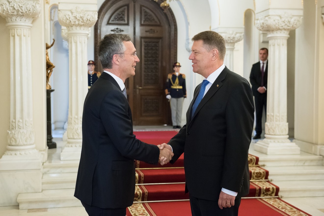 Az Egyesült Államokban már nem tartják számon Jens Stoltenberg (balra) lehetséges utódjaként a román elnököt •  Fotó: Presidency.ro