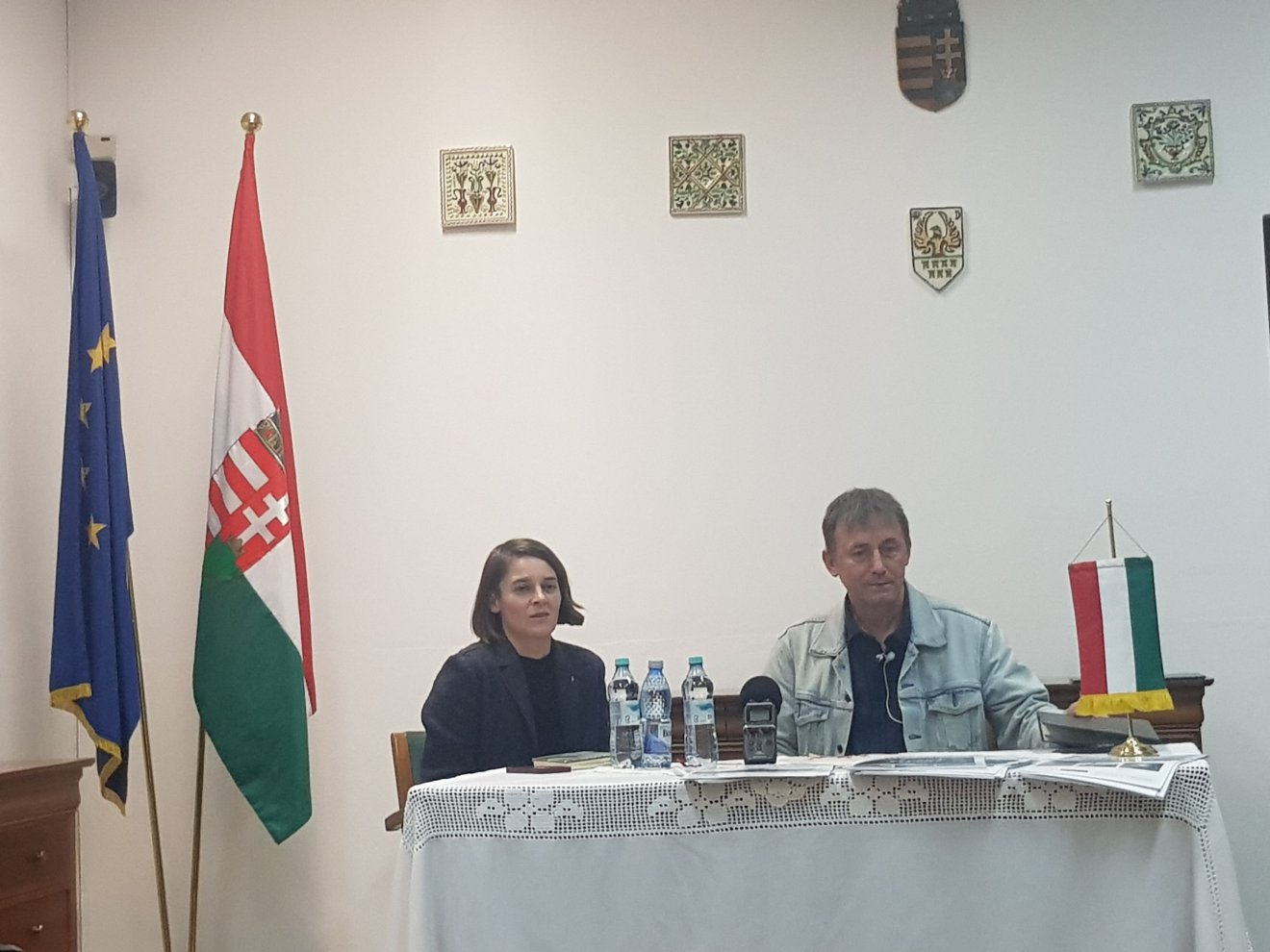 Márton Evelin író, szerkesztő faggatta a beszélgetésen Száraz Miklós Györgyöt •  Fotó: Kiss Judit