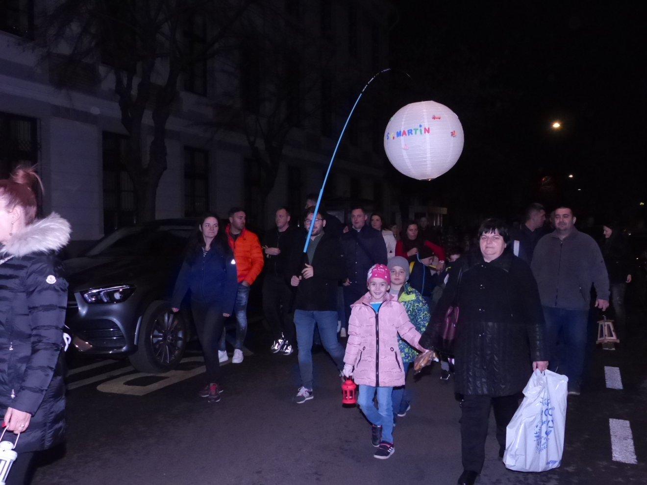 Gyerekek Márton-napi lámpásai világították meg Szatmár központját, emlékezve a szent életű püspök nemes cselekedeteire •  Fotó: Rist Gabriela