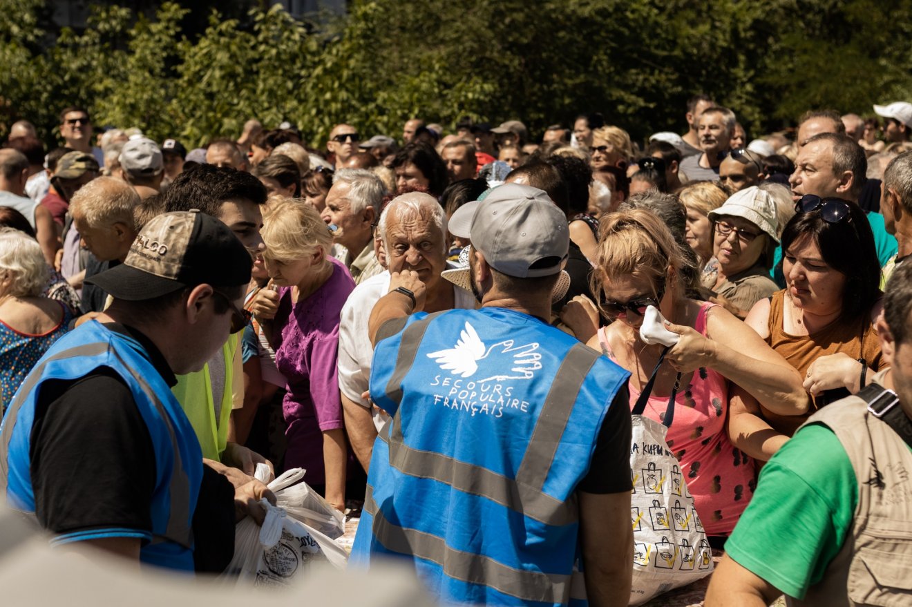Rászorulóknak oszt ételt a Secours Populaire civil szervezet  Franciaországban •  Fotó: Secours Populaire