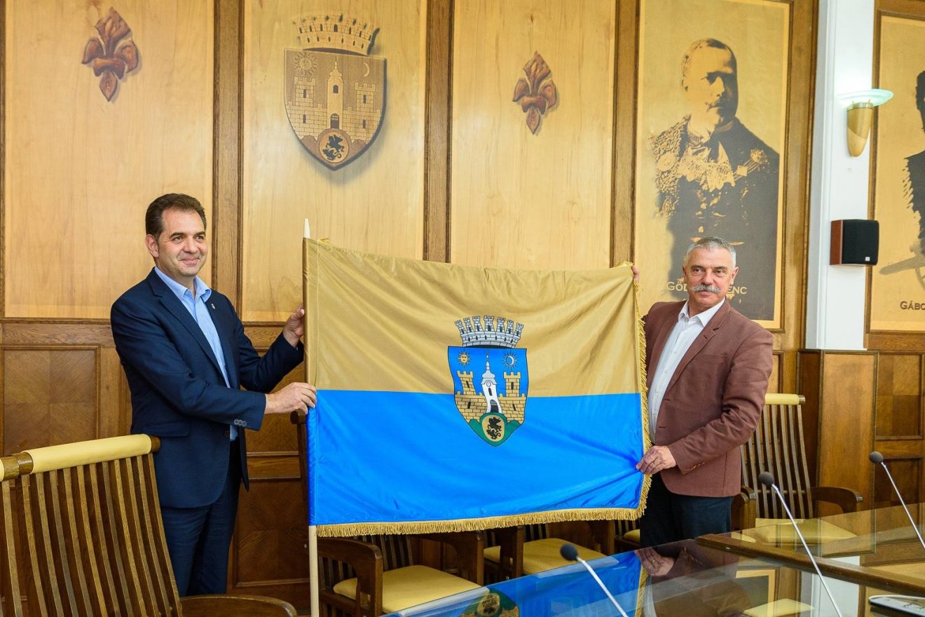 Antal Árpád (balra): Sepsiszentgyörgy zászlajának ügyét biztosan nem fogjuk annyiban hagyni (archív felvétel) •  Fotó: Sepsiszentgyörgy polgármesteri hivatala