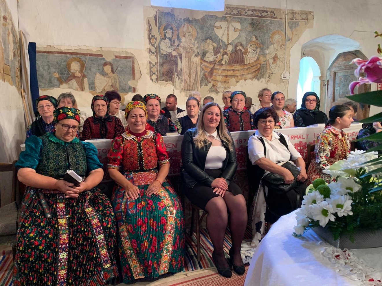 Élő közösség is. A vistai gyülekezet a falképekkel díszített templomban •  Fotó: Facebook/Magyarvistai Református Egyházközség